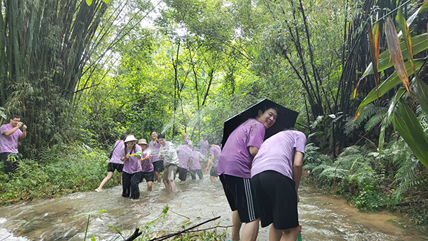 陳楷如：觀戰(zhàn)！“濕身”快樂(lè)！.jpg